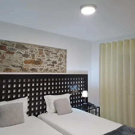 Guest house Largo Da Fonte 3*